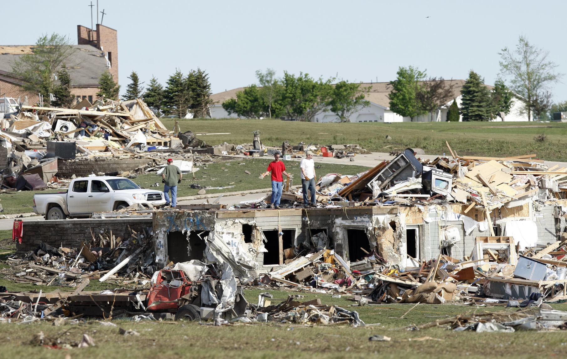 052608mp-parkersburg-torn-15